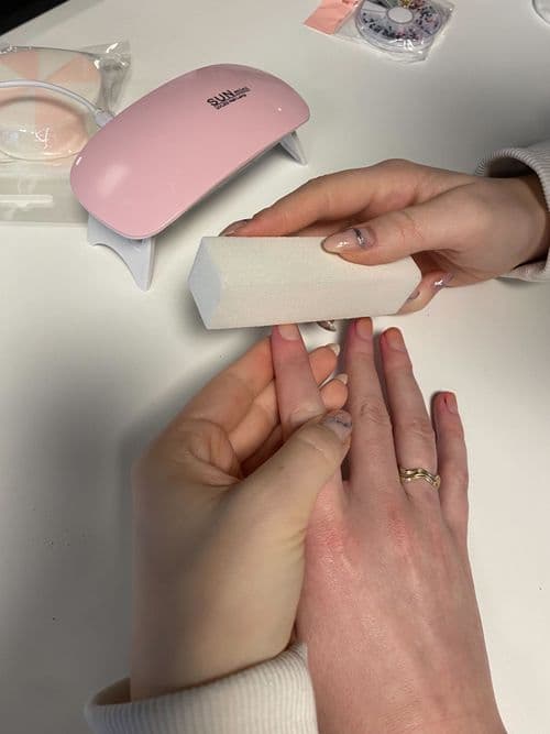 Putsa naglarna med ett bufferblock för en jämn yta