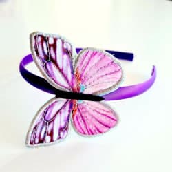 Diadem med stor fjäril med glitter lila